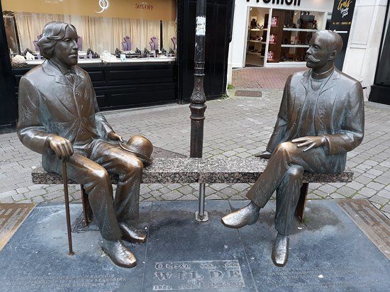 Statue of Oscar Wilde and Eduard Vilde